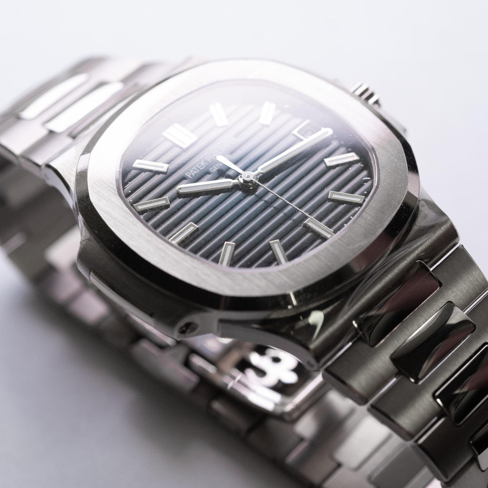 Patek Philippe Nautilus Blue Dial 18kw 5811/1G-001 B&P