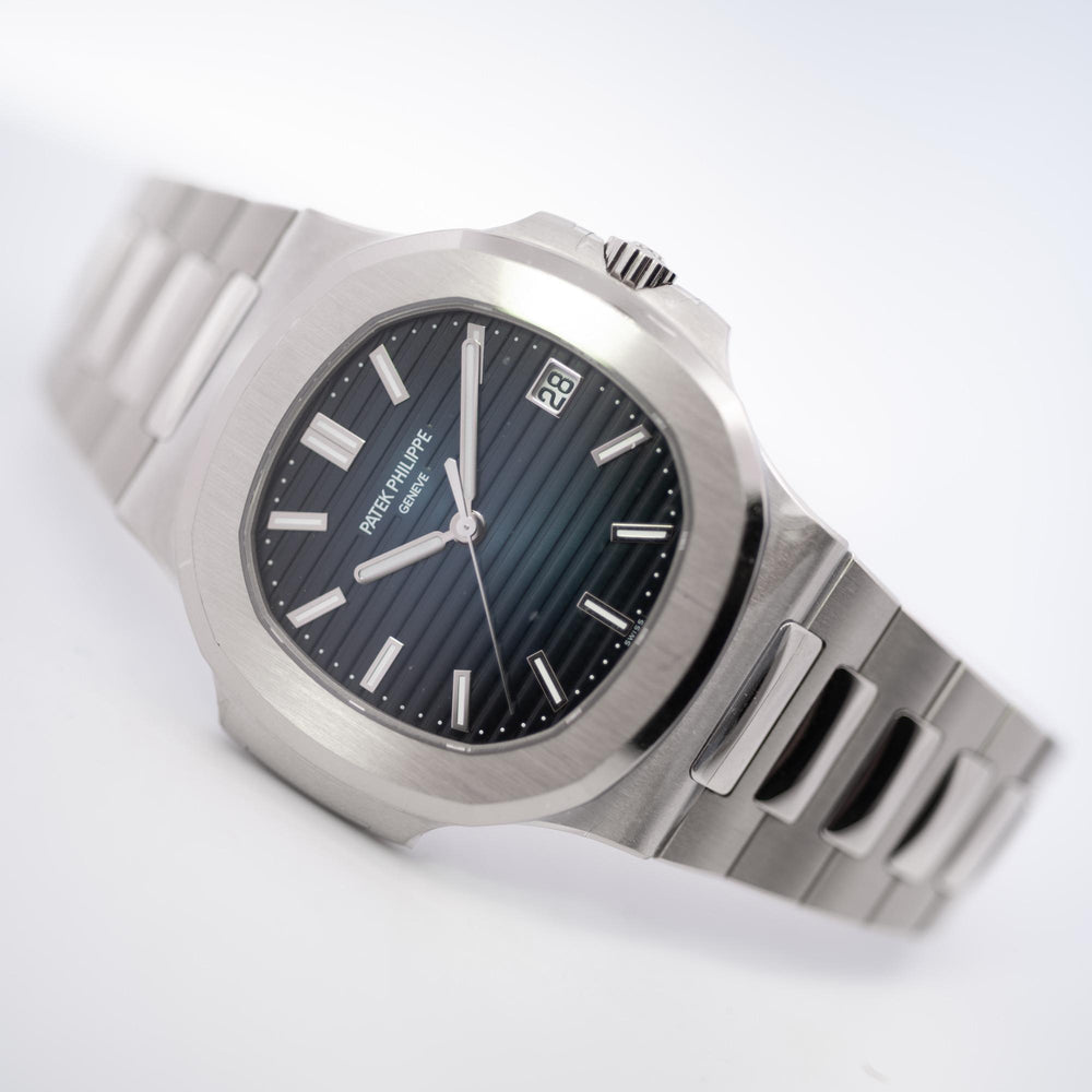 Patek Philippe Nautilus Blue Dial 18kw 5811/1G-001 B&P